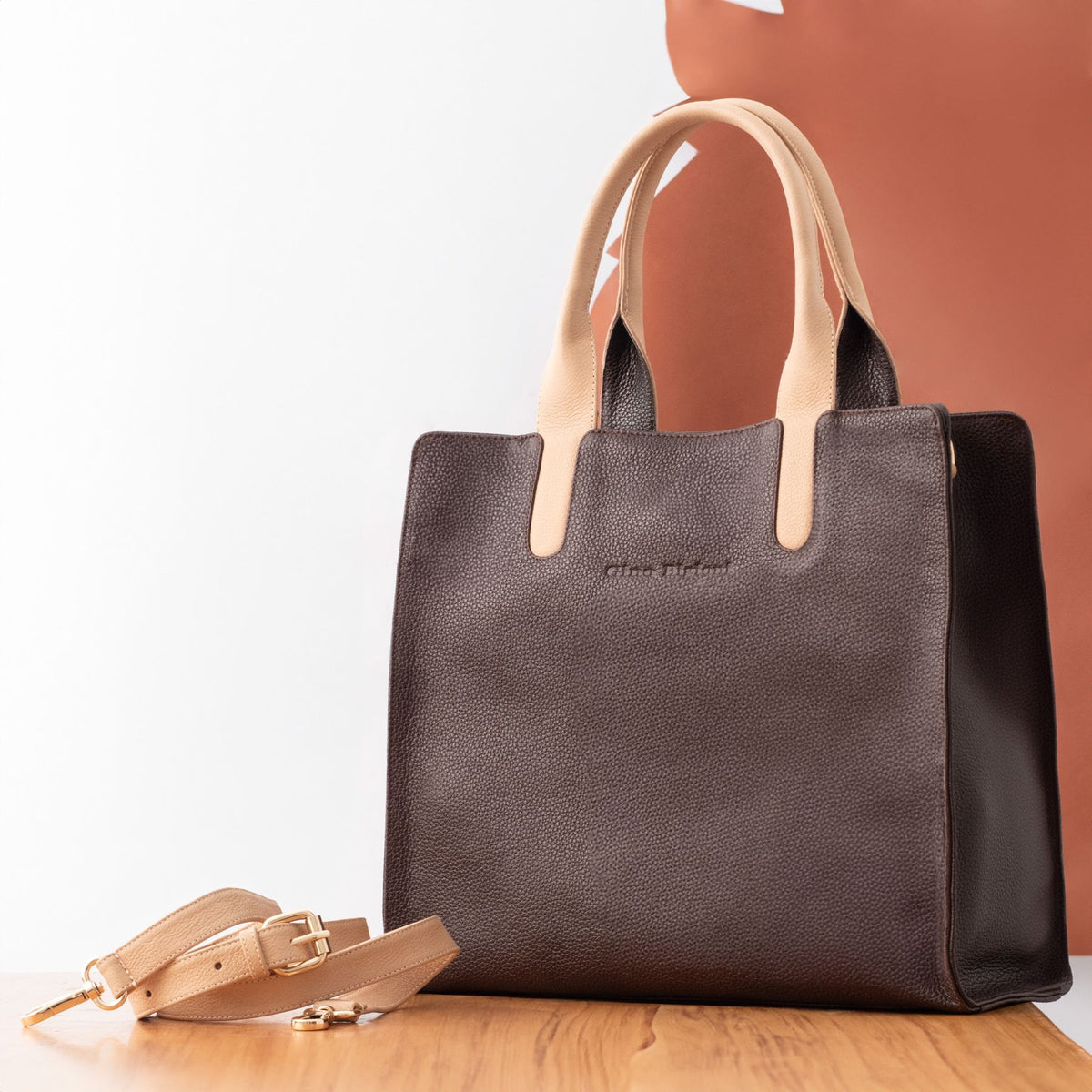 Détail d’un sac brun et de sa bandoulière