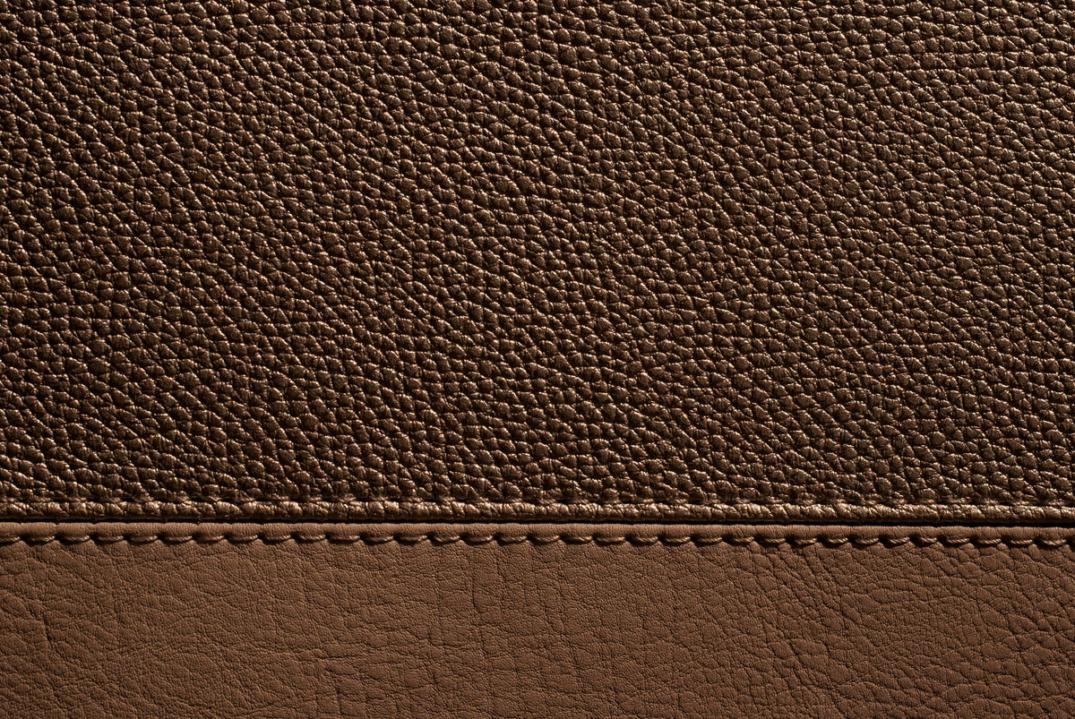 Texture de cuir brun foncé avec une couture horizontale