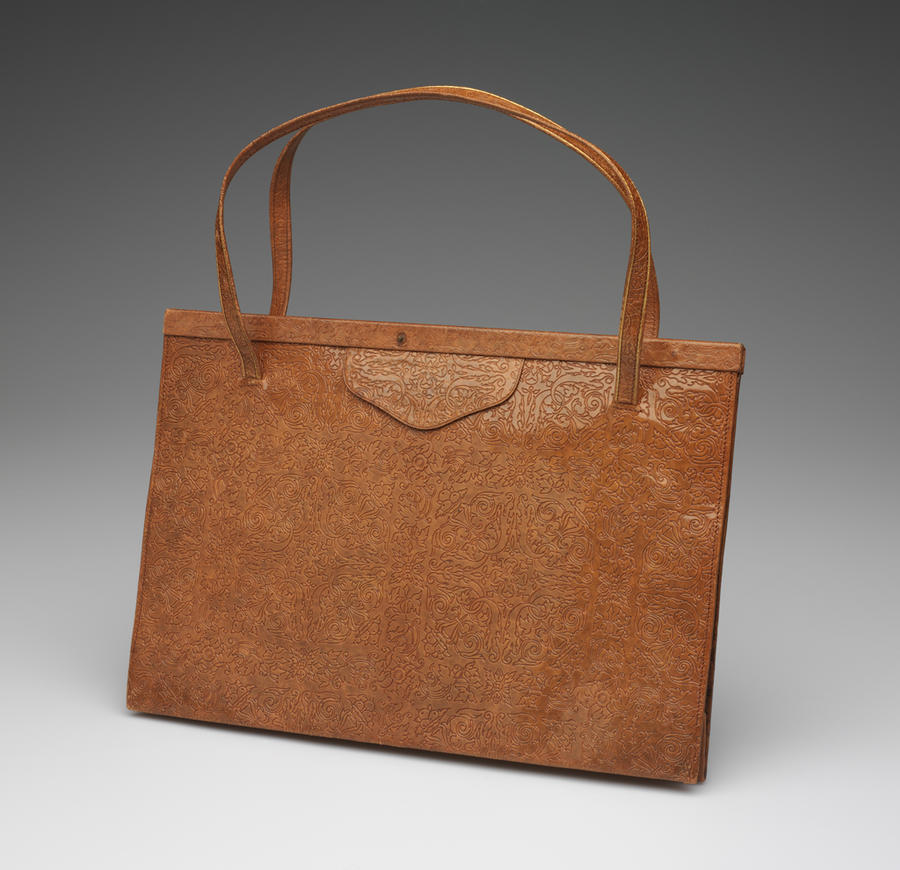 Sac Prada en cuir travaillé et doré, daté de la fin des années 1930 au début des années 1940 par le RISD Museum.
