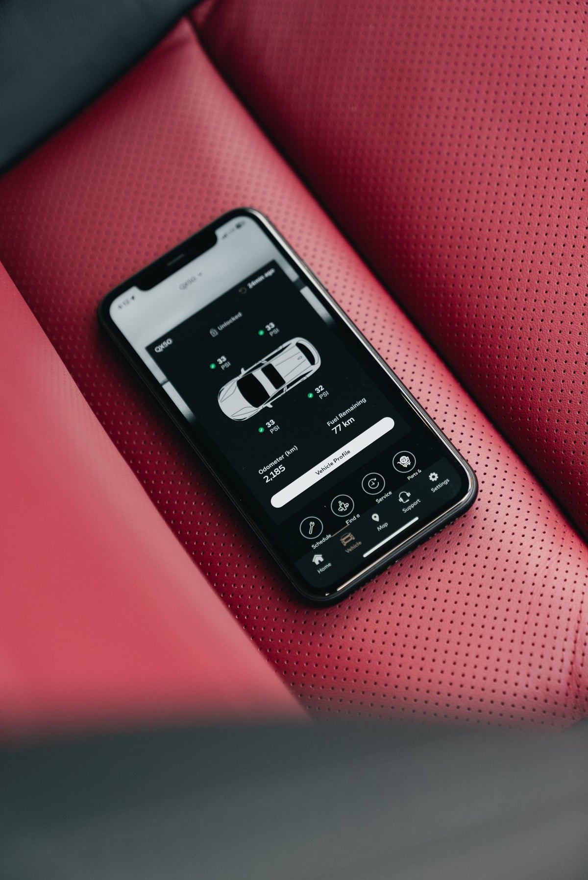 Téléphone posé sur une assise rouge perforée